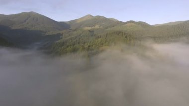 Havadan görünümü. Yüksek dağların güzel bulutların üzerinden uçan