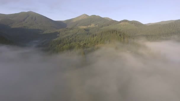 Vista aérea. Voando sobre as altas montanhas em belas nuvens — Vídeo de Stock