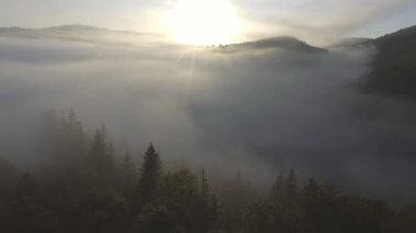 Havadan görünümü. Yüksek dağların güzel bulutların üzerinden uçan