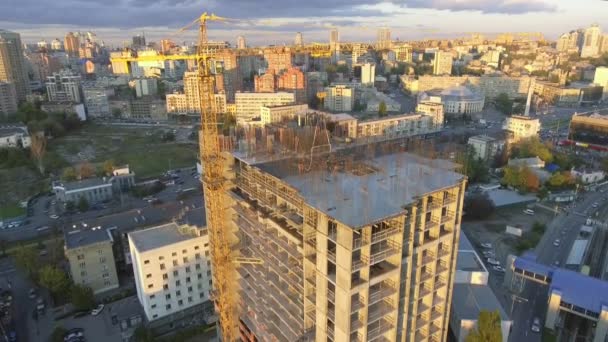 Costruzione e sviluppo industriale. Lavoratori costruzione di una nuova casa.Colpo aereo.La fotocamera si muove dall'alto verso il basso — Video Stock