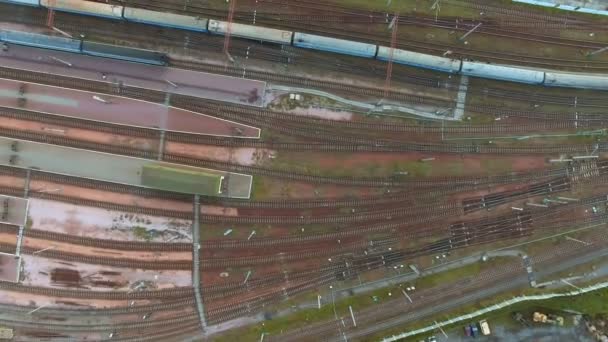 Luftaufnahme. Züge fahren vom Bahnsteig des Bahnhofs Kiev, Ukraine — Stockvideo
