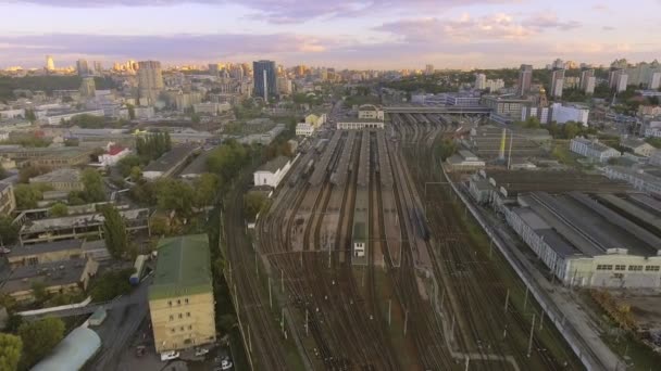 Kolei Transkanadyjskiej z dużo linie kolejowe i pociągi. Kijów, Ukraina — Wideo stockowe