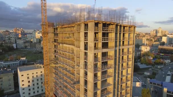 Stavební průmysl a rozvoj. Dělníci stavbu nového domu. Letecký snímek — Stock video