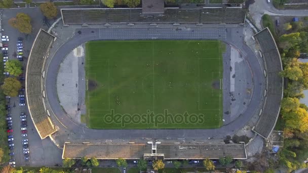 Αεροφωτογραφία της ποδοσφαιρικής ομάδας εξάσκηση σε γήπεδο ποδοσφαίρου — Αρχείο Βίντεο