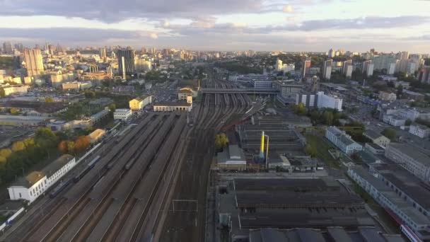 Patio ferroviario con una gran cantidad de líneas de ferrocarril y trenes. Kiev, Ucrania — Vídeo de stock