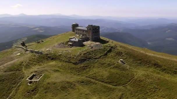 Aerial Drone Footage View: antigo observatório abandonado nas montanhas Pip Ivan. Cárpatos, Ucrânia, Europa. Majestosa paisagem. Beleza . — Vídeo de Stock
