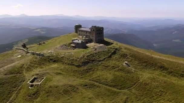 Letecký pohled na záběry Drone: stará opuštěná observatoř na horách pop Ivan. Karpaty, Ukrajina, Evropa. Majestátní krajinu. Krása. — Stock video