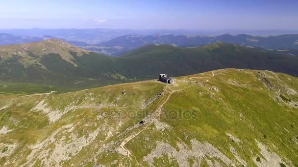 Aerial Drone Footage View: antigo observatório abandonado nas montanhas Pip Ivan. Cárpatos, Ucrânia, Europa. Majestosa paisagem. Beleza . — Vídeo de Stock