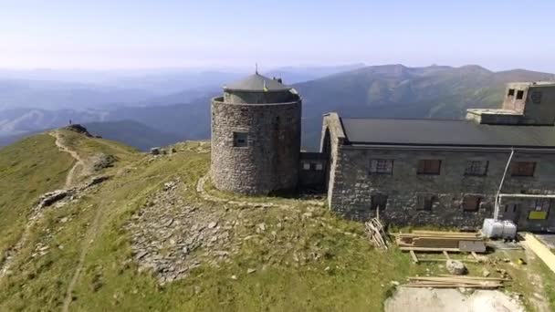 Vista aérea del dron: viejo observatorio abandonado en las montañas Pip Ivan. Cárpatos, Ucrania, Europa. Paisaje majestuoso. Belleza . — Vídeo de stock