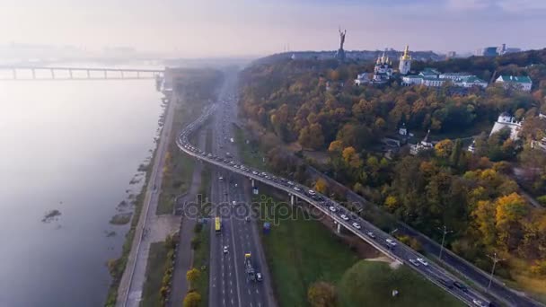KIEV, UCRÂNIA Outubro 19, 2017: Voo sobre o aterro da cidade de Kiev, Ucrânia — Vídeo de Stock