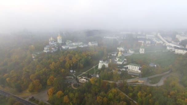 Luchtfoto van Kiev Pechersk Lavra, Kiev, Kiev, Oekraïne. Kiev Pechersk Lavra op een heuvel aan de oevers van rivier de Dnipro. — Stockvideo