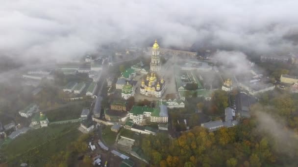 Vista aérea de Kiev Pechersk Lavra, Kiev, Kiiv, Ucrânia. Kiev-Pechersk Lavra em uma colina nas margens do rio Dnipro . — Vídeo de Stock