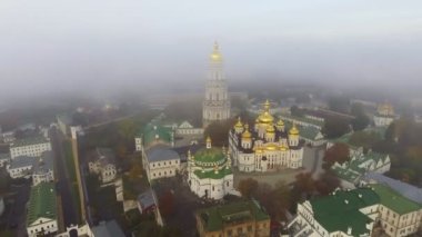 Hava anket. Müze Kiev Pechersk Lavra. Manastırın üzerinde gündoğumu. Şehir Kiev-Ukrayna. Bir kuş bakışı görünüme yataydan şehir.