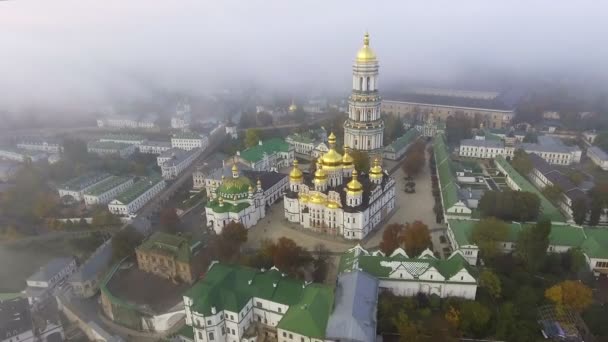 Vista aérea de Kiev Pechersk Lavra, Kiev, Kiiv, Ucrânia. Kiev-Pechersk Lavra em uma colina nas margens do rio Dnipro . — Vídeo de Stock