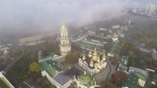 Hava anket. Kiev Pechersk Lavra, Kiev, Ukrayna. Kiev-Pechersk Lavra Dnipro Nehri'nin kıyısında bir tepe üzerinde. — Stok video