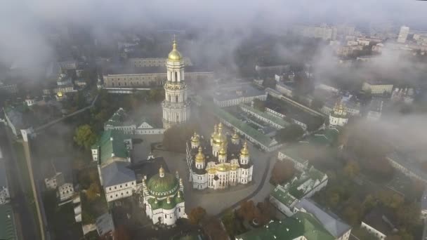 Hava anket. Müze Kiev Pechersk Lavra. Manastırın üzerinde gündoğumu. Şehir Kiev-Ukrayna. Bir kuş bakışı görünüme yataydan şehir. — Stok video