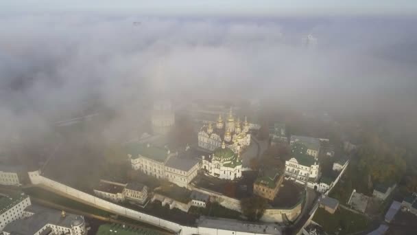 Flygfotografering. Kiev Pechersk Lavra, Kiev, Ukraina. Kiev-Pechersk Lavra på en kulle på Dnipro floden. — Stockvideo