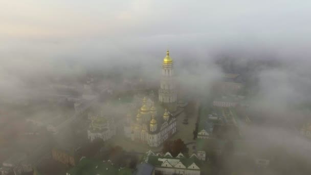 Flygfotografering. Museet Kiev Pechersk Lavra. Soluppgång över klostret. Staden Kiev-Ukraina. Stadslandskapet från ett fågelperspektiv. — Stockvideo