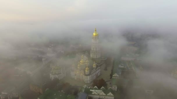 Inquérito aéreo. Museu Kiev Pechersk Lavra. Nascer do sol sobre o mosteiro. A cidade de Kiev-Ucrânia. Paisagem de cidade de uma visão de olho de pássaros . — Vídeo de Stock