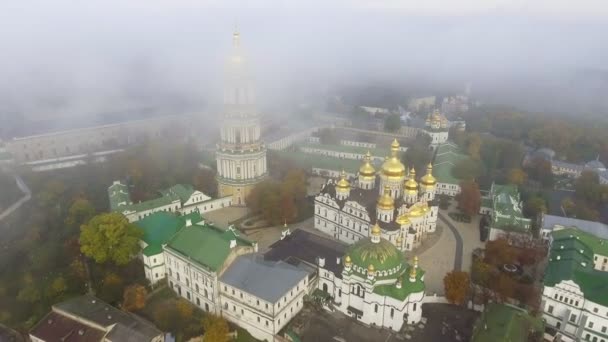Vue aérienne de Kiev Pechersk Lavra, Kiev, Kiev, Ukraine. Kiev-Pechersk Lavra sur une colline sur les rives de la rivière Dnipro . — Video