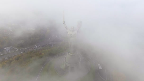 Kyjev, Ukrajina 18 října 2017: Letecký pohled. Památník druhé světové války. — Stock video