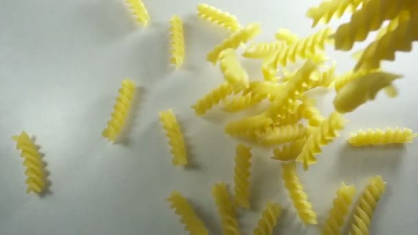 Pasta caindo, câmera lenta — Vídeo de Stock