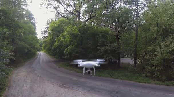 KIEV, UCRANIA 18 de octubre de 2017: Drone controlado a distancia Dji Phantom 4 Pro equipado con cámara de video de alta resolución — Vídeos de Stock