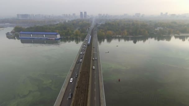 Trainen in Motion in The Metro Bridge via de Dnipro-rivier in Kiev. Oekraïne — Stockvideo