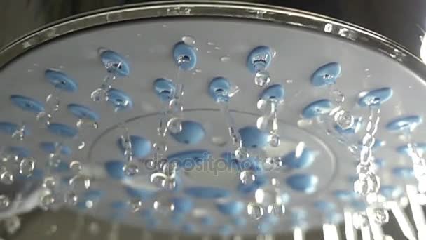Вода распыляет из душа голову, замедленное движение — стоковое видео