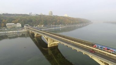 Metro Köprüsü, çekimde Dnipro Nehri Kiev tren. Ukrayna