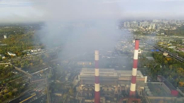 Volando sobre las tuberías de la planta de la que sale el humo — Vídeo de stock
