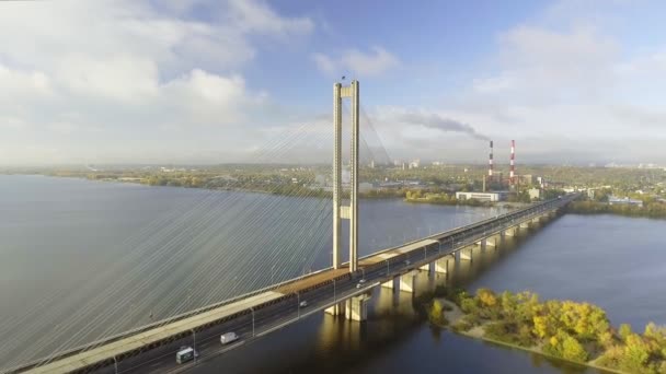 Most přes řeku Dněpr. Rozpětí nad město s ptačí perspektivy. Jižní most. Kyjev. Ukrajina. — Stock video