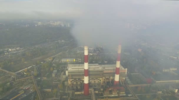 Vliegen over de pijpen van de plant waaruit de rook gaat — Stockvideo