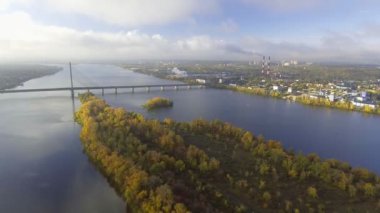 Dinyeper Nehri Köprüsü. Bir kuş-göz ile şehrin üzerinde karış. Güney Köprüsü. Kiev. Ukrayna.