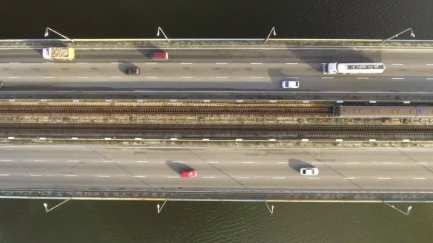 Luchtfoto top-down mening schot van het verkeer op de brug van een auto. 4k video — Stockvideo