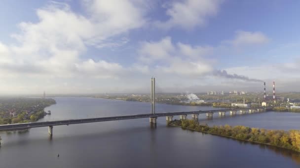 A ponte do outro lado do rio Dnieper. Atravessa a cidade com um olho de pássaro. Ponte Sul. Kiev. Ucrânia . — Vídeo de Stock