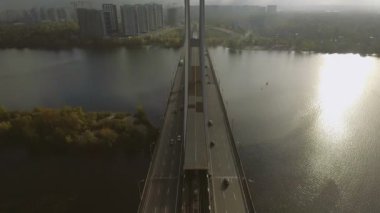 Dinyeper Nehri Köprüsü. Bir kuş-göz ile şehrin üzerinde karış. Güney Köprüsü. Kiev. Ukrayna.