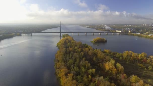 The bridge across the Dnieper River. Span over the city with a birds-eye. South Bridge. Kiev. Ukraine. — Stock Video
