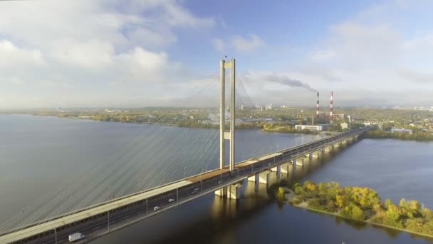 A híd, a Dnyeper folyón. Span a egy madarak-szem a város felett. Déli híd. Kijev. Ukrajna. — Stock videók