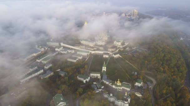 Widok z lotu ptaka Kiev-Pechersk Lavra jesienią, Kijów, Ukraina. — Wideo stockowe