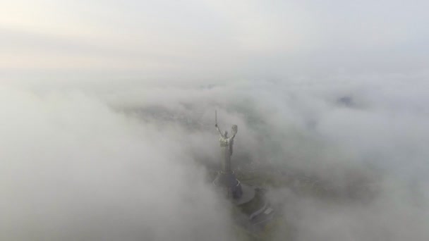 Kiew, Ukraine 18. Oktober 2017: Luftaufnahme. Denkmal des Zweiten Weltkriegs. — Stockvideo