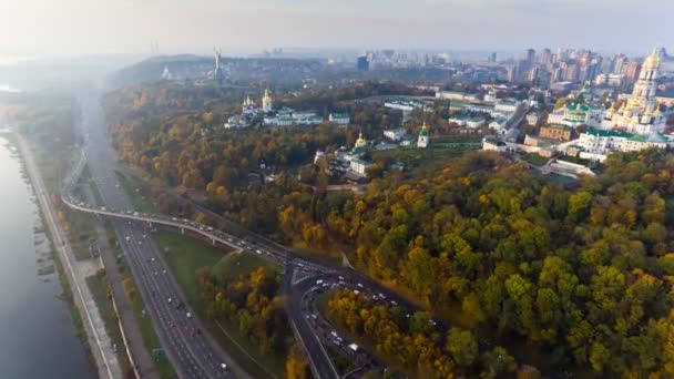 KIEV, Ucrania 19 de octubre de 2017: Vuelo sobre el terraplén de la ciudad de Kiev, Ucrania — Vídeos de Stock