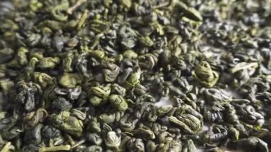 Ağır çekimde düşen yeşil çay yaprakları