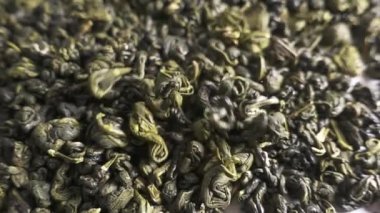 Ağır çekimde düşen yeşil çay yaprakları