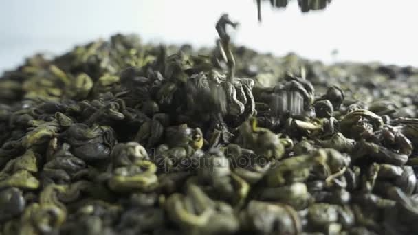 Groene thee vallen op witte achtergrond. Slow Motion — Stockvideo
