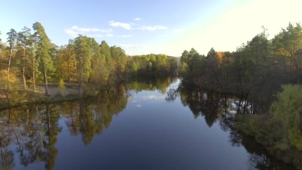 survolant le lac. Paysage d'automne 