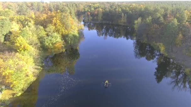 Летать над озером. Осенний пейзаж. Лодка плывет вдоль реки — стоковое видео