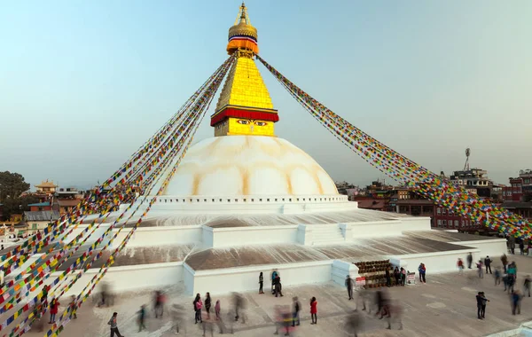 Bandiere di preghiera che battono sul Boudhanath Stupa. simbolo di Kathmandu, Nepal . — Foto Stock