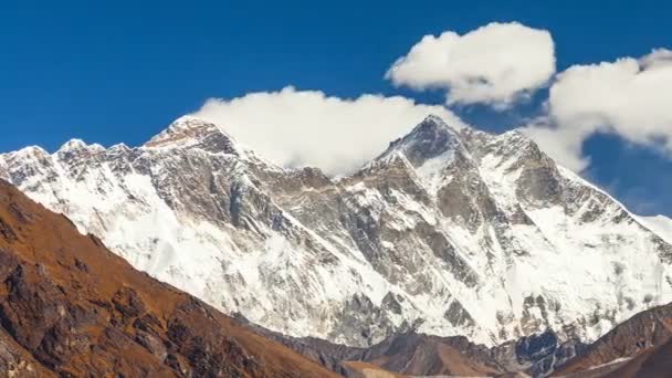 Гора Еверест epic повітряних широкі вистрілив панорамний вид на snowcapped холодного Скелястих гір з хмар в Непалі, Тибеті, поблизу з небо хмарно і запеклі вітри — стокове відео