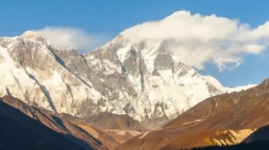 Mount. Everest, 8845m en yüksek dağ.